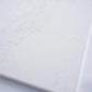 Chamomiles dans un vase blanc sur la fenêtre - Peinture par numéro